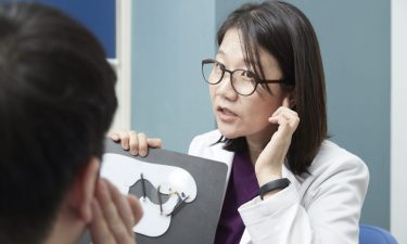 턱에서 소리가 나고 아프다면 — 턱관절 장애(TMD)의 원인과 치과 치료법 썸네일 이미지
