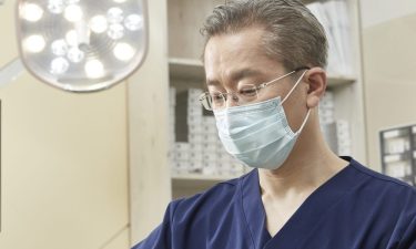 임플란트에 금니를 쓰지 않는 이유, 지르코니아 보철 | 김시석 원장 썸네일 이미지