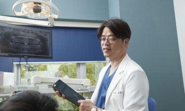 임플란트 주위염, 통증 없이 뼈가 녹는 이유와 치료 | 조현진 원장 썸네일 이미지