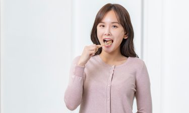 양치할 때 혀도 닦아야 하는 이유, 올바른 혀 닦기 방법 | 김영규 원장 썸네일 이미지