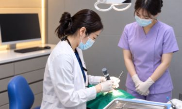 틀니를 오래 사용하면 생길 수 있는 문제점과 관리법 | 김은희 원장 썸네일 이미지