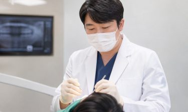 사랑니는 무조건 빼야 하나요? 뽑는 사랑니, 지켜보는 사랑니 | 최유성 원장 썸네일 이미지