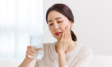 가만히 있어도 욱신거리는 치아통증, 어떤 문제일까? | 장유 치과 최숙경 원장 썸네일 이미지