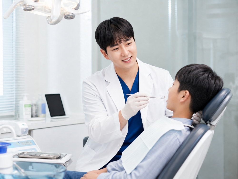 류상욱 원장이 소아 환자의 교정을 진료하는 모습