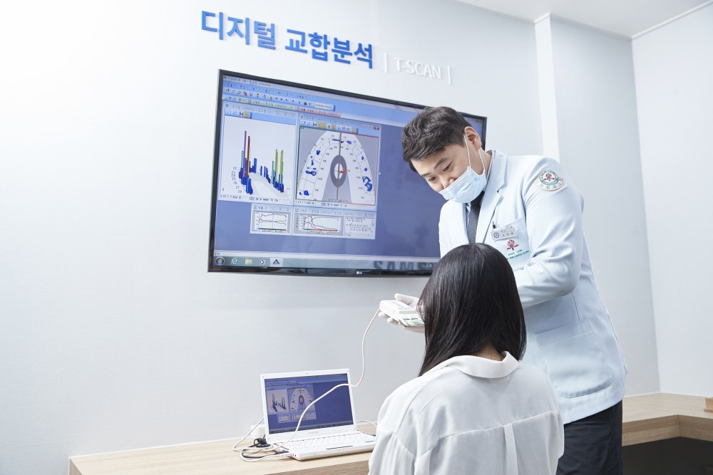 디지털 교합분석 장비 티스캔으로 교합 압력을 측정하는 모습